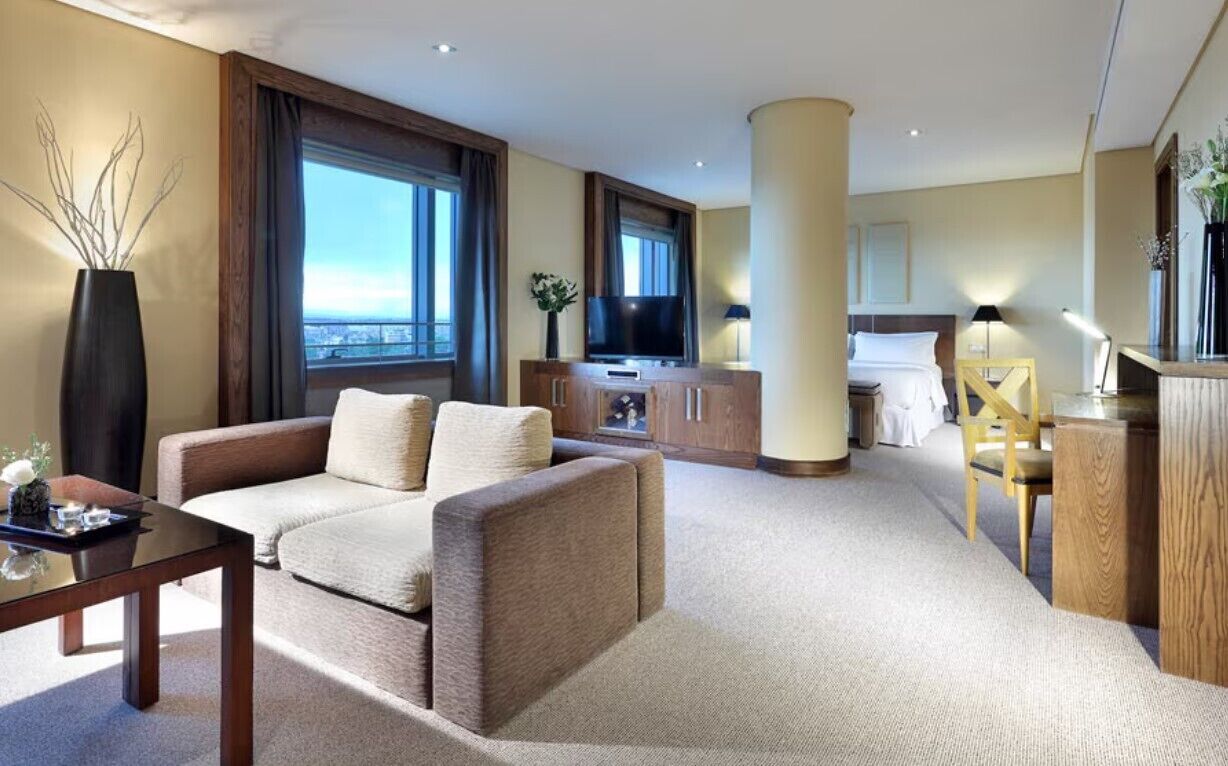 أغطية فراش متميزة وألحفة محشوة بالريش وميني بار وخزنة داخل الغرفة