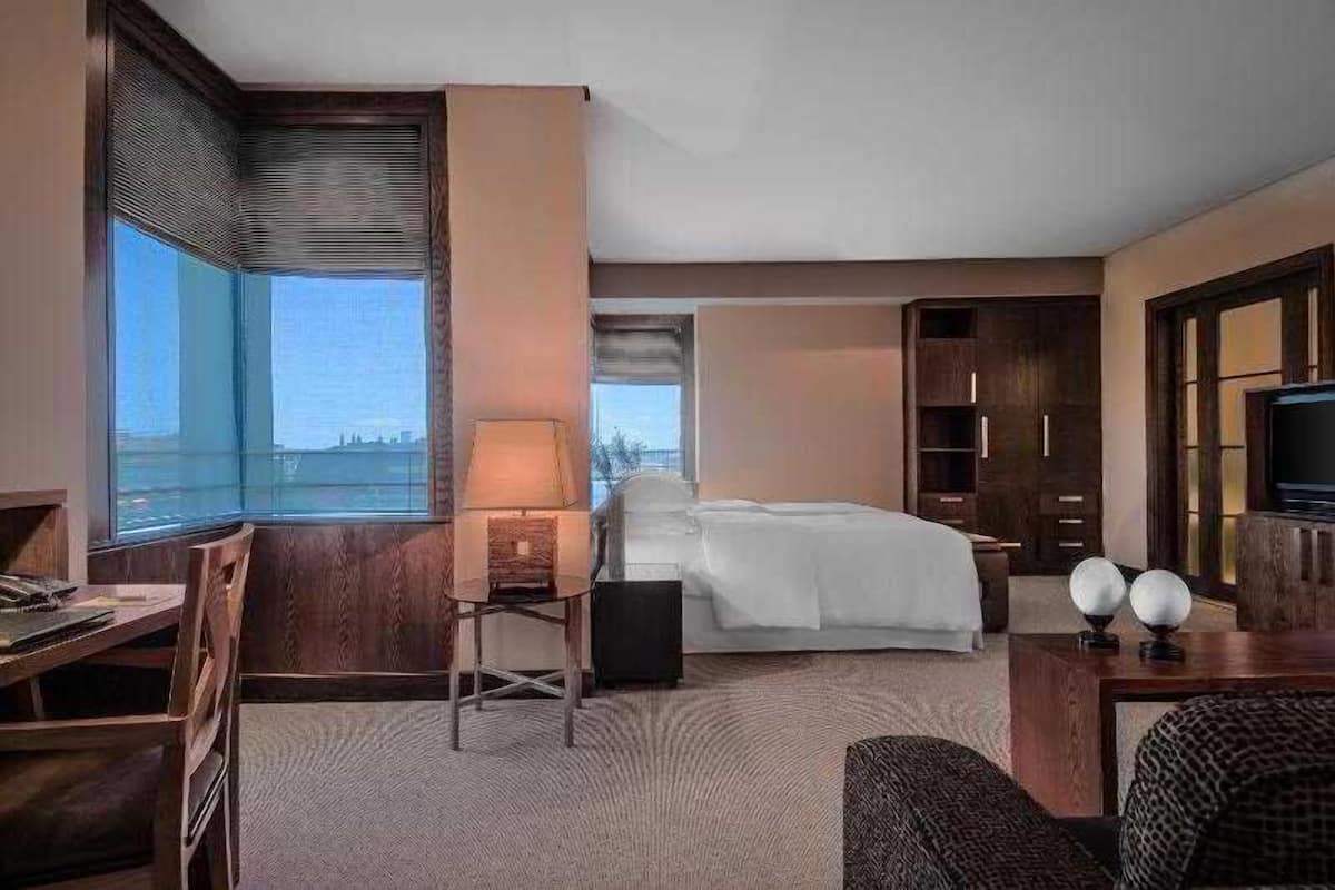 Premium bedding, down comforters, minibar, in-room safe