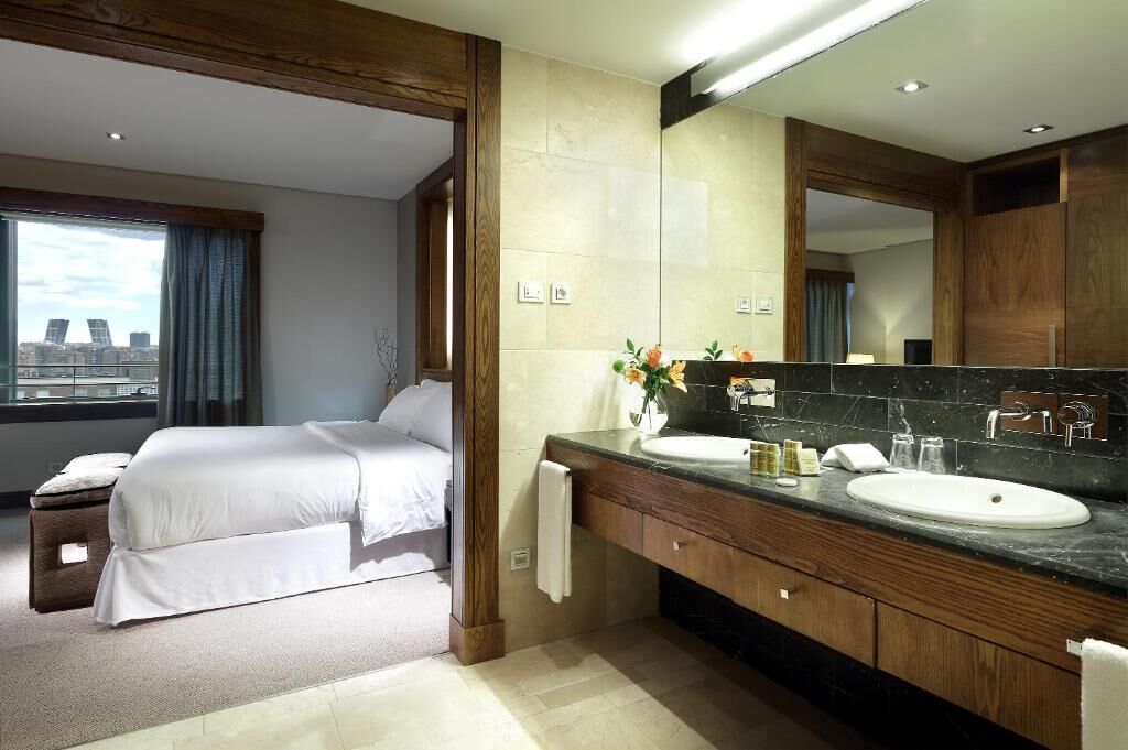 Premium bedding, down comforters, minibar, in-room safe