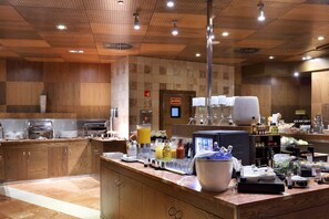Petit déjeuner, déjeuner et dîner servis sur place