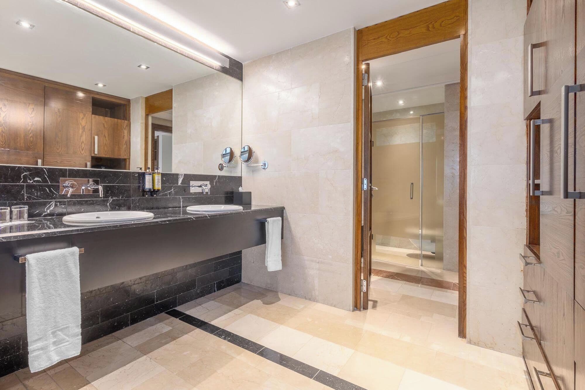 أغطية فراش متميزة وألحفة محشوة بالريش وميني بار وخزنة داخل الغرفة