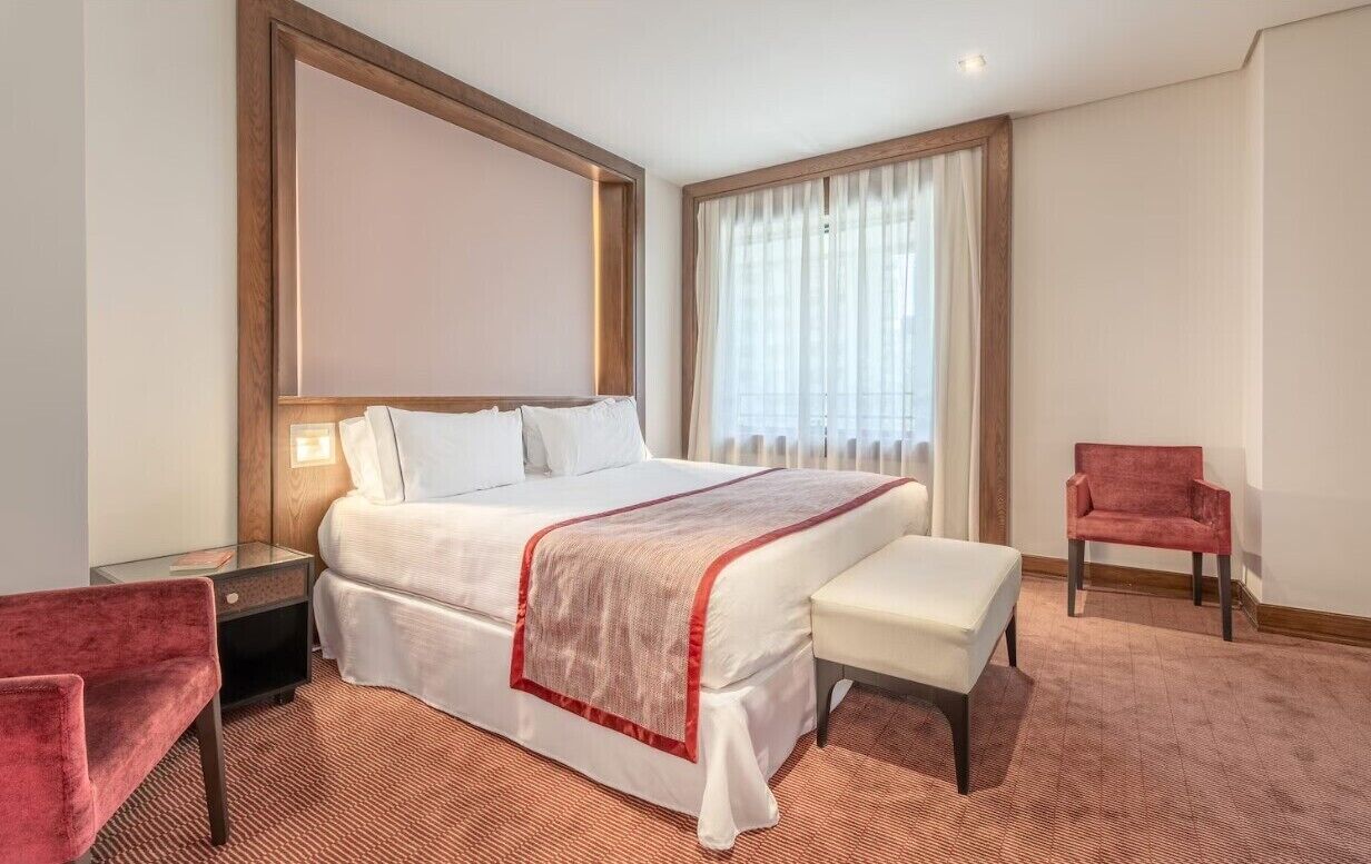 أغطية فراش متميزة وألحفة محشوة بالريش وميني بار وخزنة داخل الغرفة