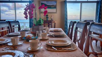 Petit-déjeuner et dîner servis sur place, vue sur la mer 