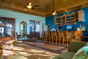 Lobby lounge - Gems at Paradise Beach Hotel (Clarence Town)