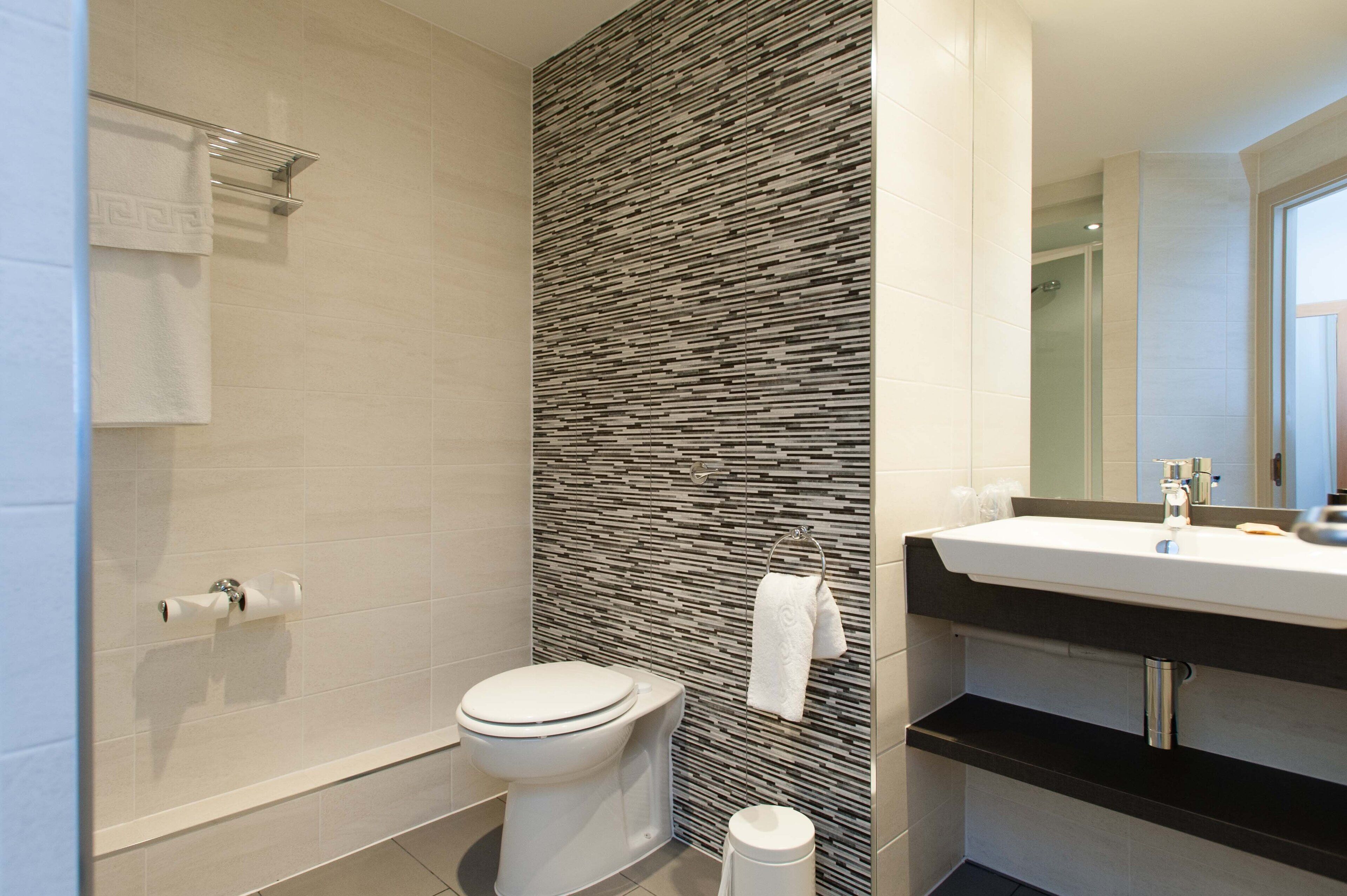 shower, free toiletries, hair dryer, towels