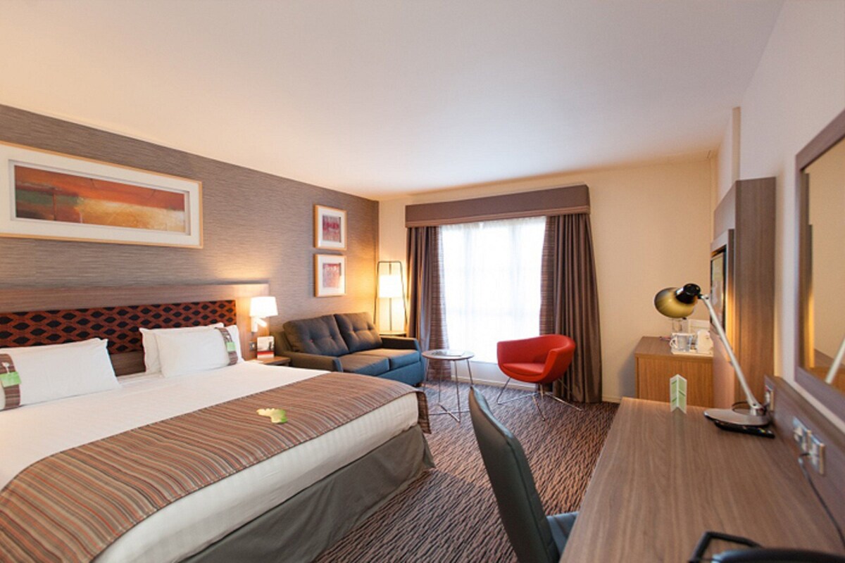 Premium bedding, in-room safe, desk, soundproofing