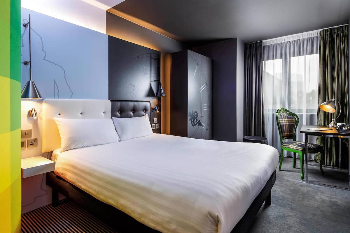 Tallelokero huoneessa, yksilöllisesti sisustettu, työpöytä