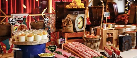 Daily continental breakfast (GBP 13.50 per person)
