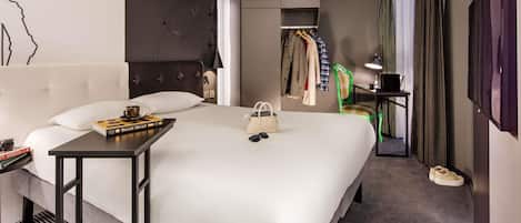 Habitación doble, 1 cama matrimonial | Caja de seguridad en la habitación y escritorio