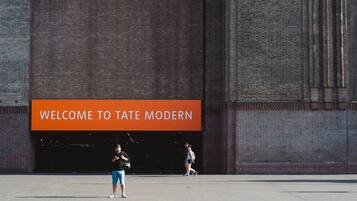 A large brick wall with a sign that reads "WELCOME TO TATE MODERN".