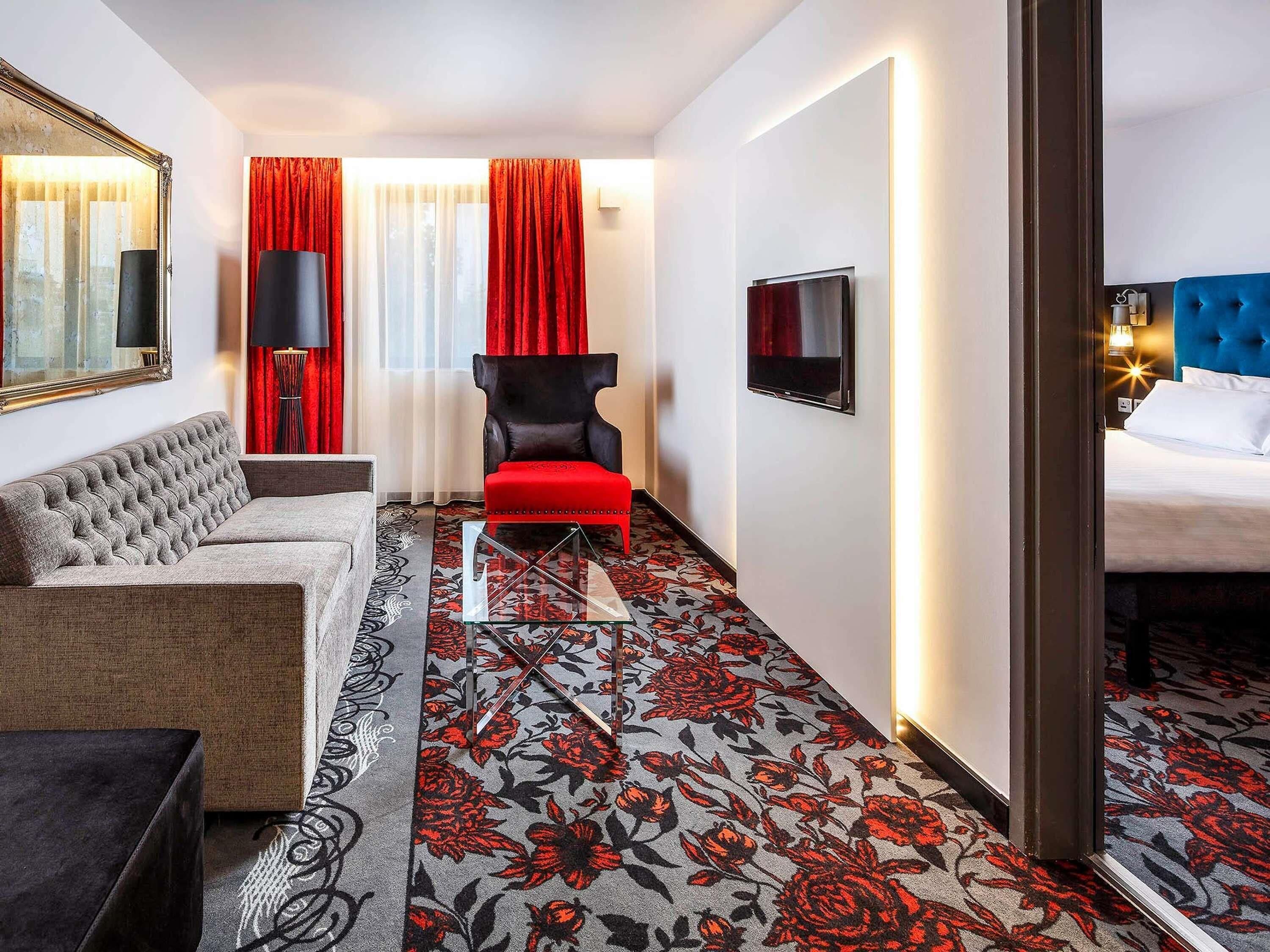 Kamar, 1 Tempat Tidur Queen dengan tempat tidur Sofa (The Works) | Brankas, didekorasi berbeda-beda, dan meja kerja