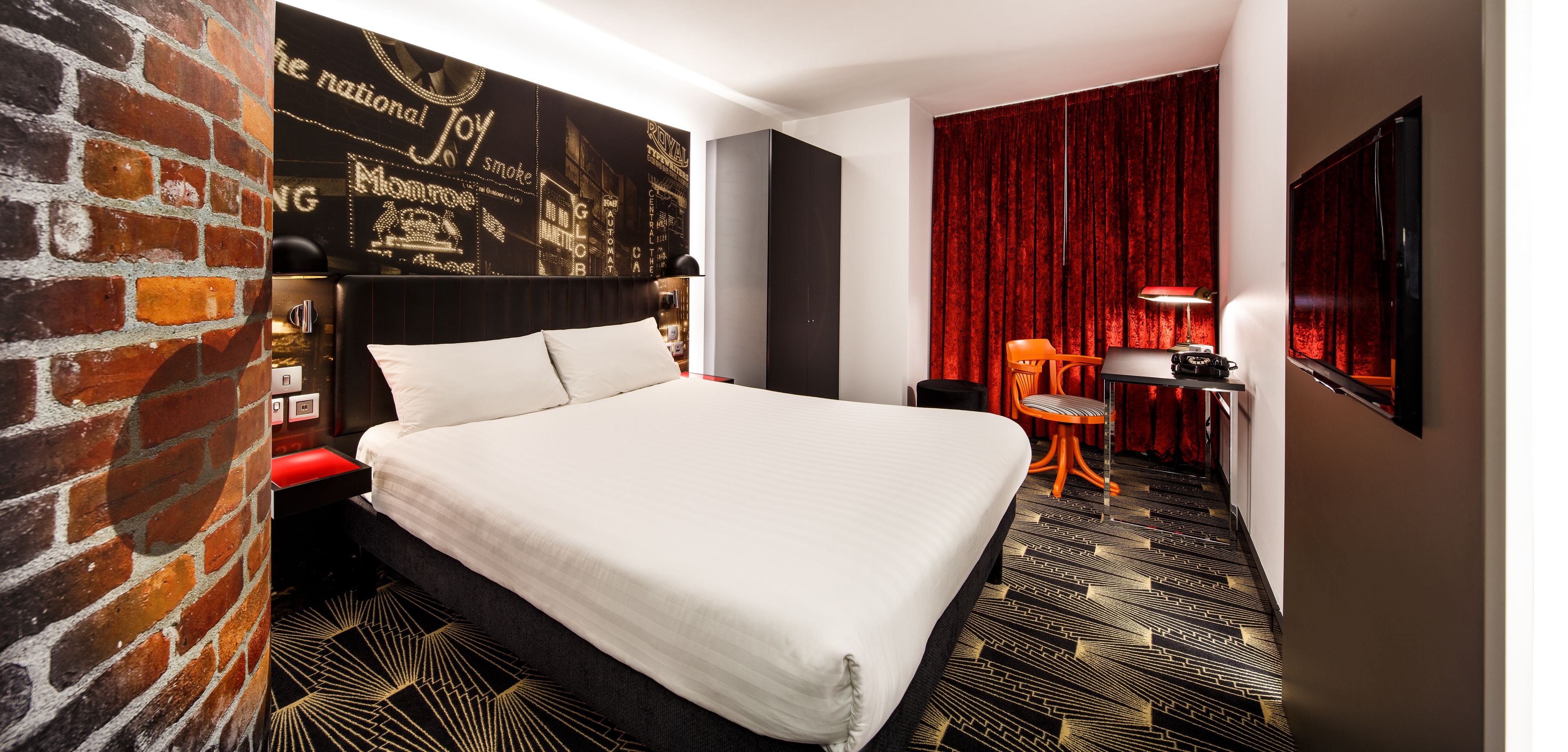 Safe på rommet, individuelt dekorert og skrivebord