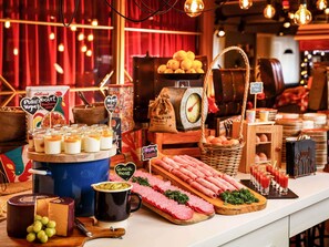 Een etalage met diverse producten, waaronder yoghurt, ham, eieren en een kaaswiel.