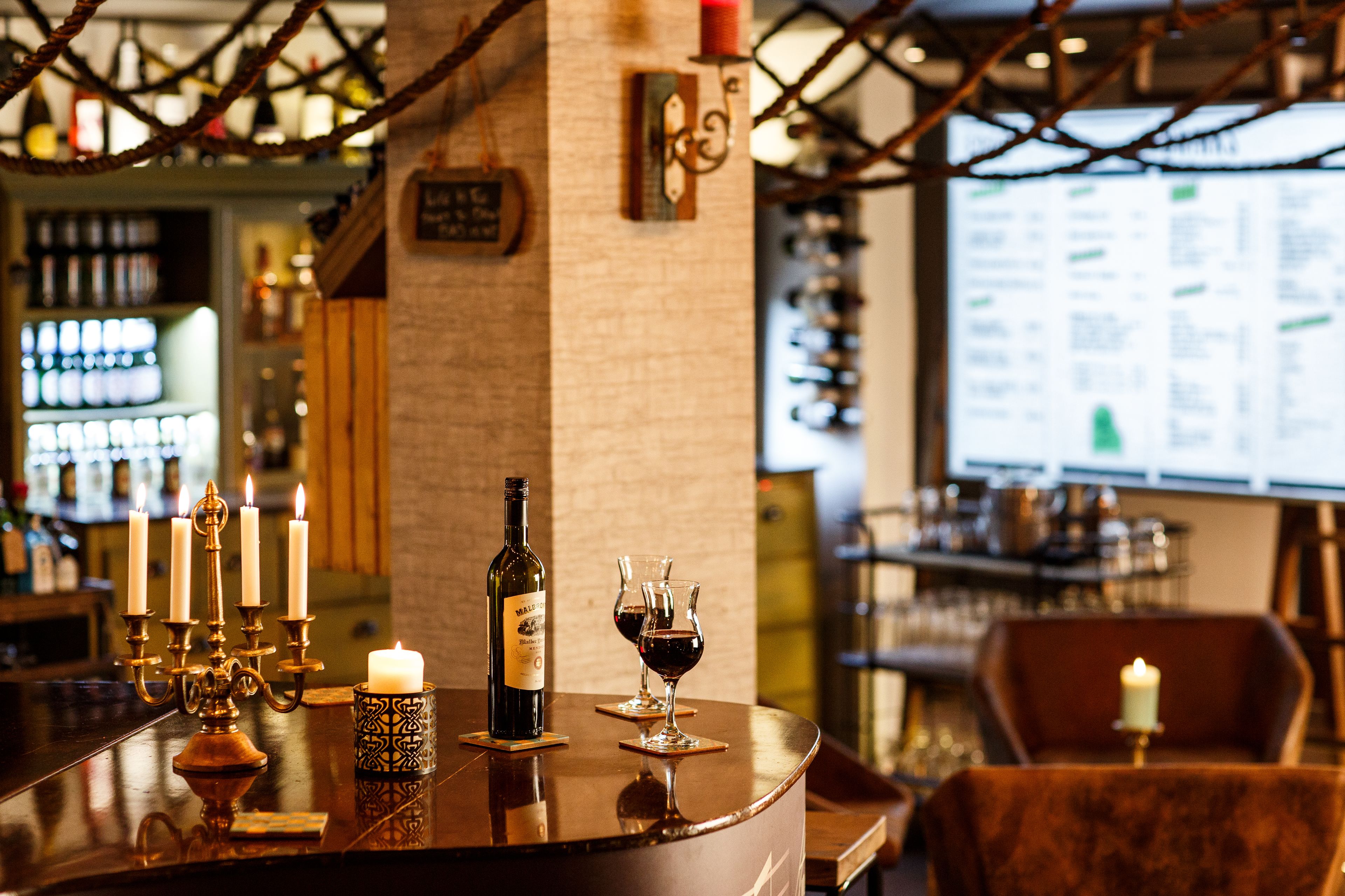 serves lunch and dinner