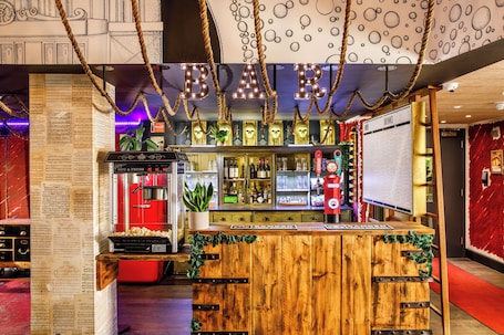 Serves lunch and dinner