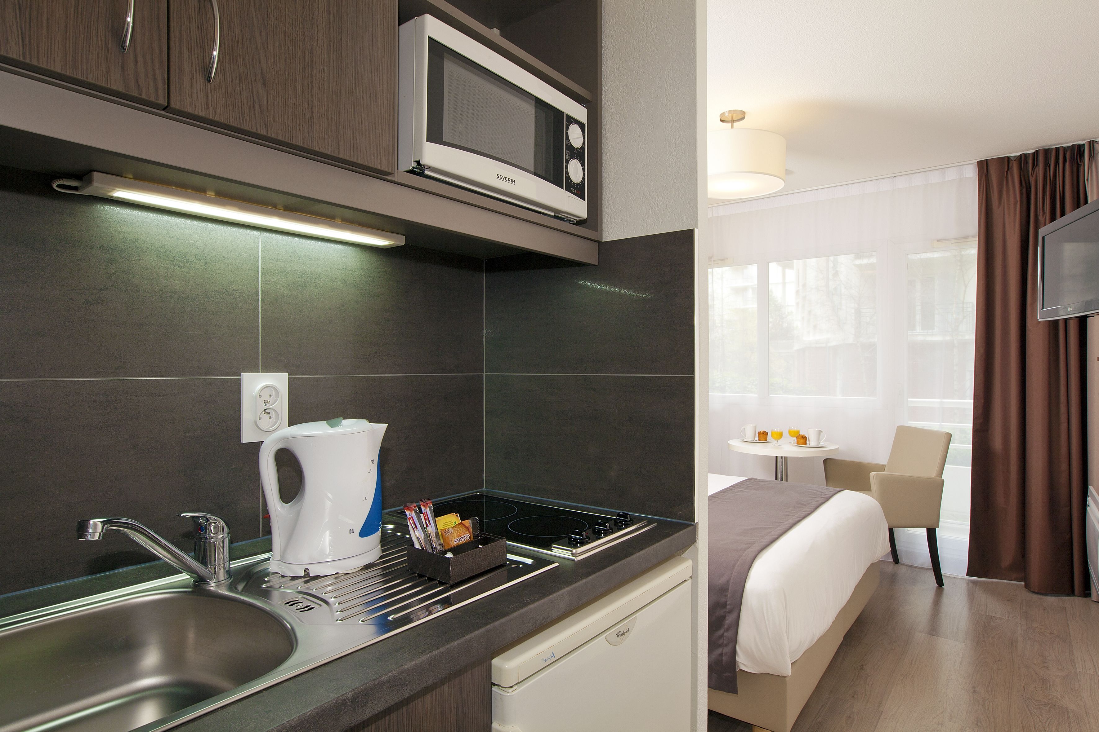 Lemari es, microwave, kompor, dan peralatan masak/sendok-piring