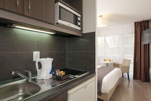 Een koelkast, een microgolfoven, een kookplaat