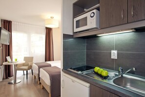 Fridge, microwave, stovetop, cookware/dishes/utensils - Séjours & Affaires Courbevoie Grande Arche (Courbevoie)