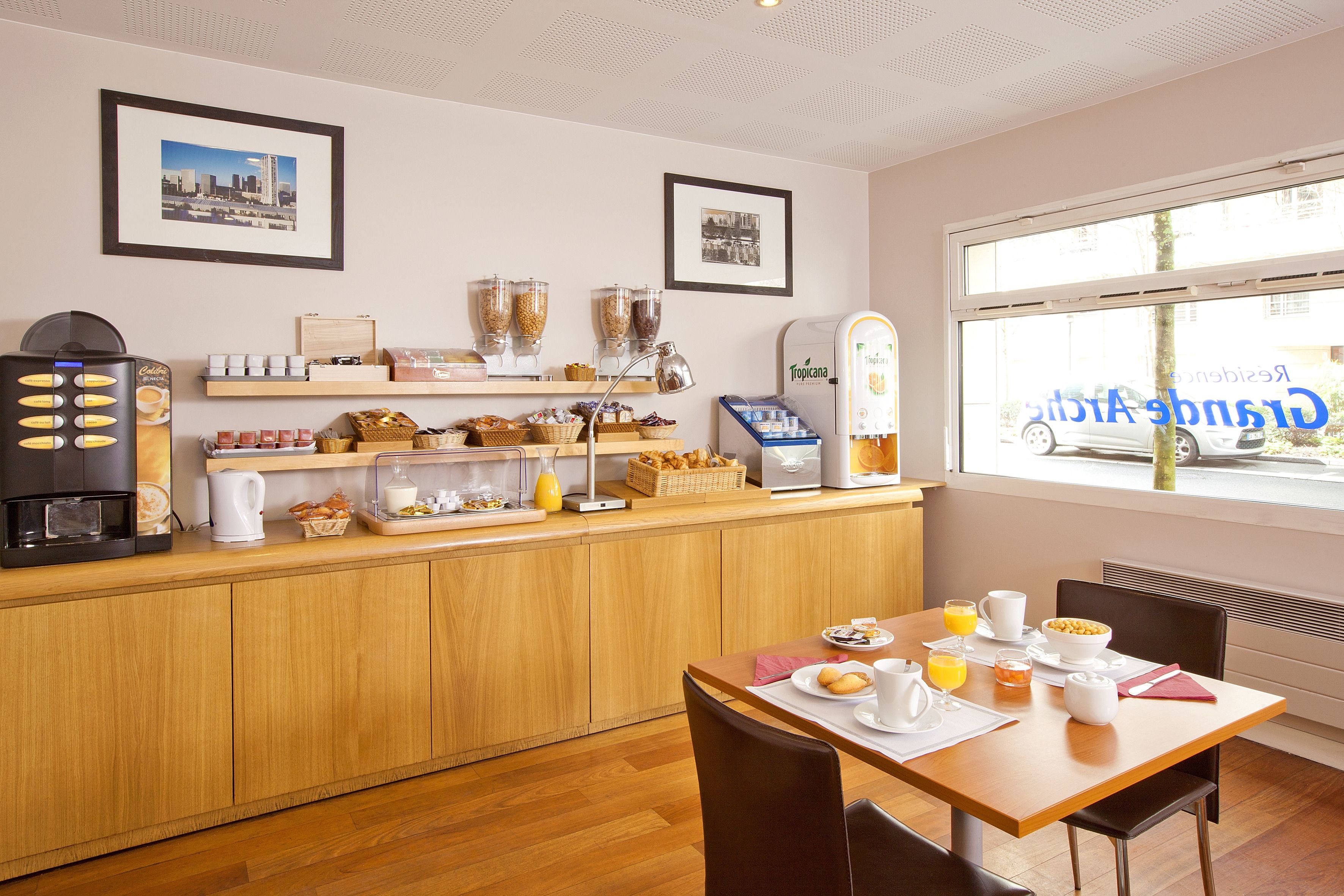 Sarapan ala kontinental setiap hari (EUR 12 per orang)