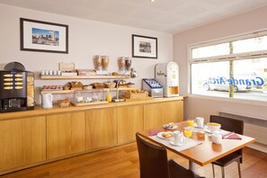 Dagelijks continentaal ontbijt (EUR 12 per persoon)