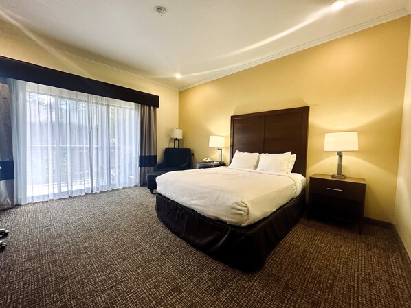 Quarto standard, 1 cama Queen, para não fumantes | Roupas de cama premium, escrivaninha, espaço de trabalho para notebook