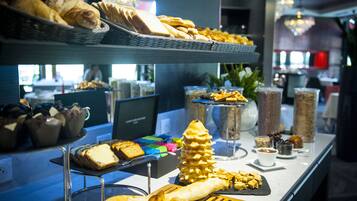 Petit déjeuner buffet servi tous les jours en supplément