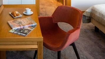 Une table en bois avec un magazine, une tasse de café et des croissants.