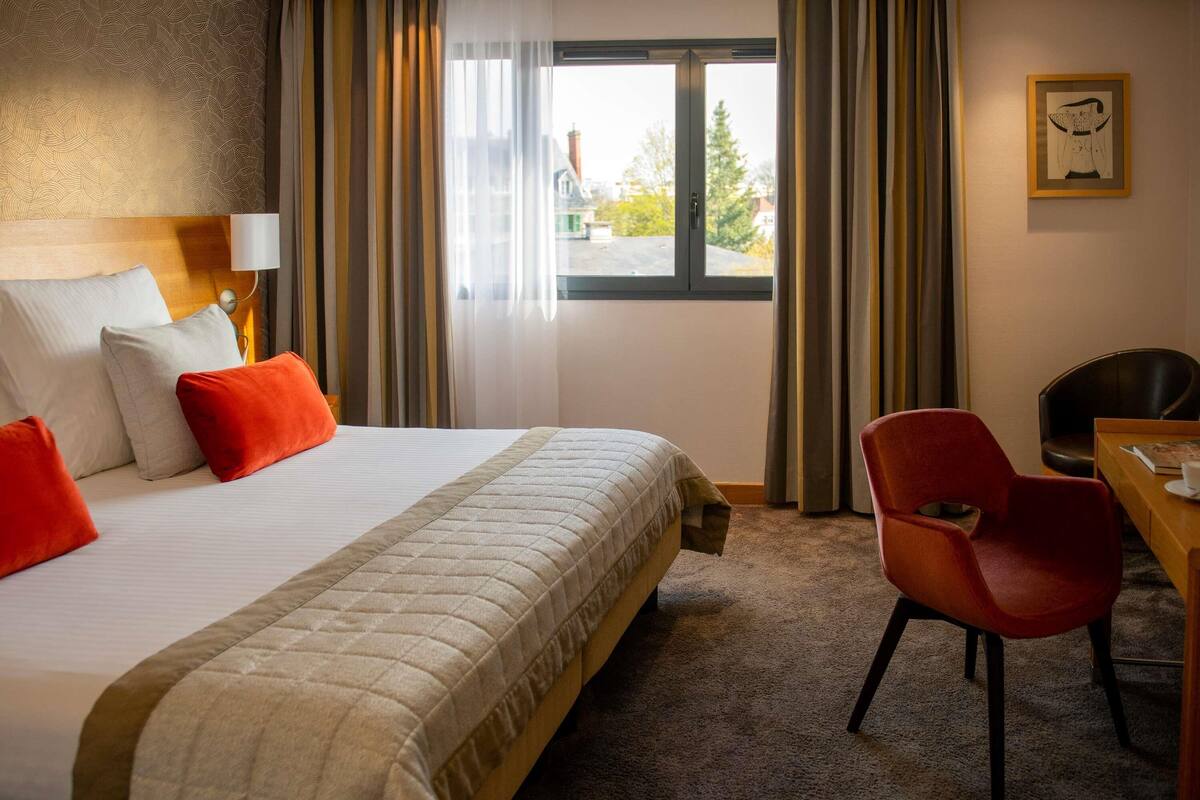 Premium bedding, pillow-top beds, minibar, in-room safe