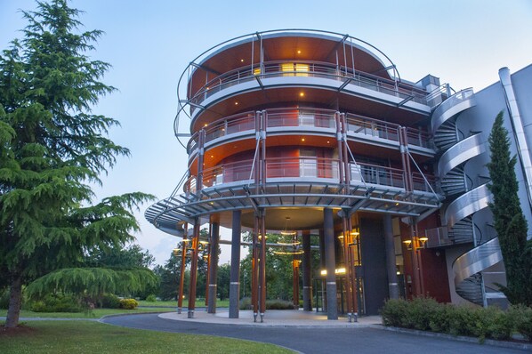 Overnatningsstedets facade – aften/nat