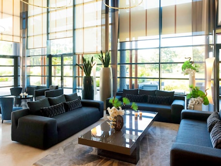 Lobby sitting area. Parc Beaumont Hôtel & Spa Pau - MGallery Collection