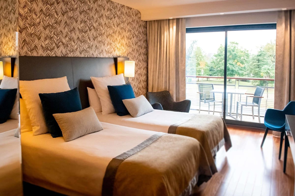 Premium bedding, pillow-top beds, minibar, in-room safe