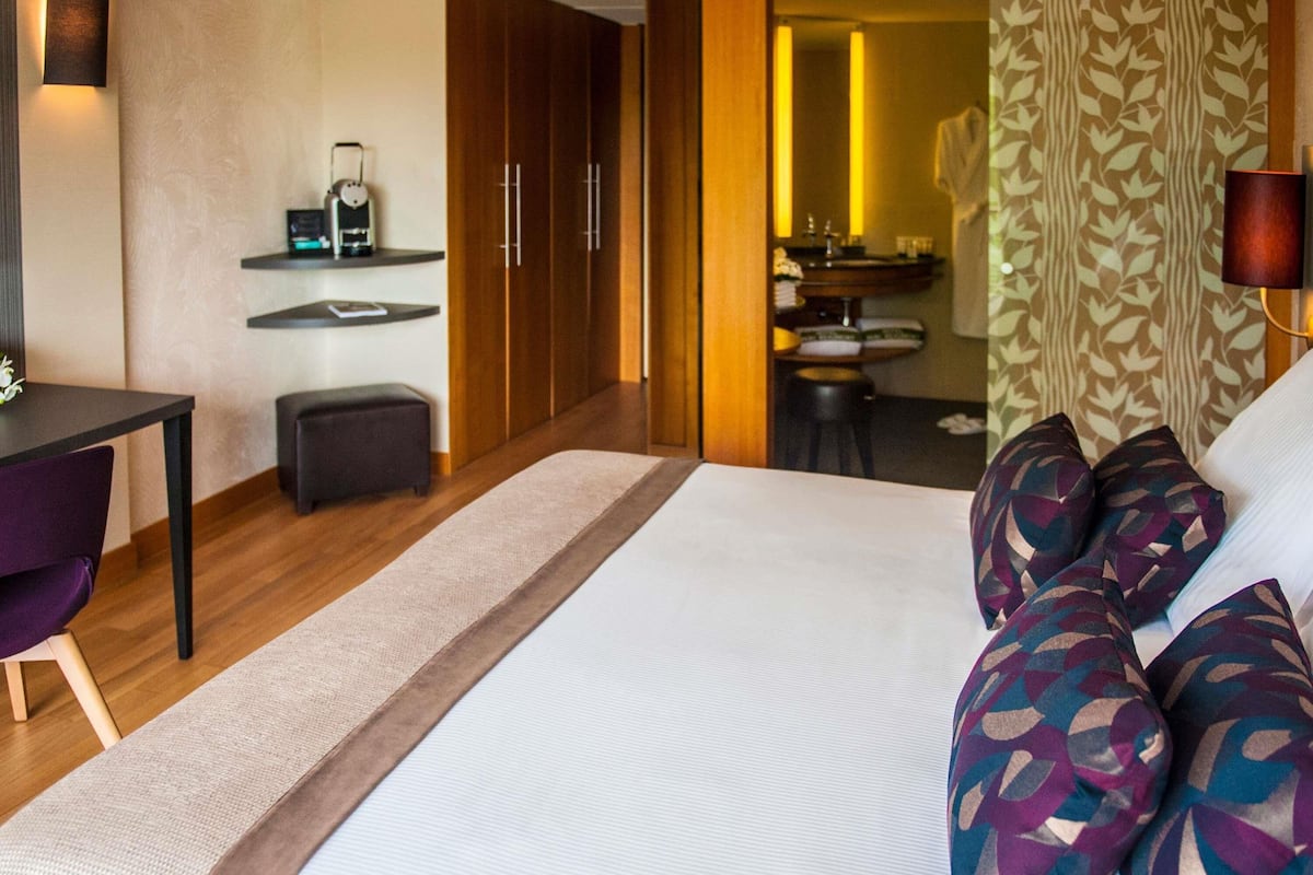 Premium bedding, pillowtop beds, minibar, in-room safe