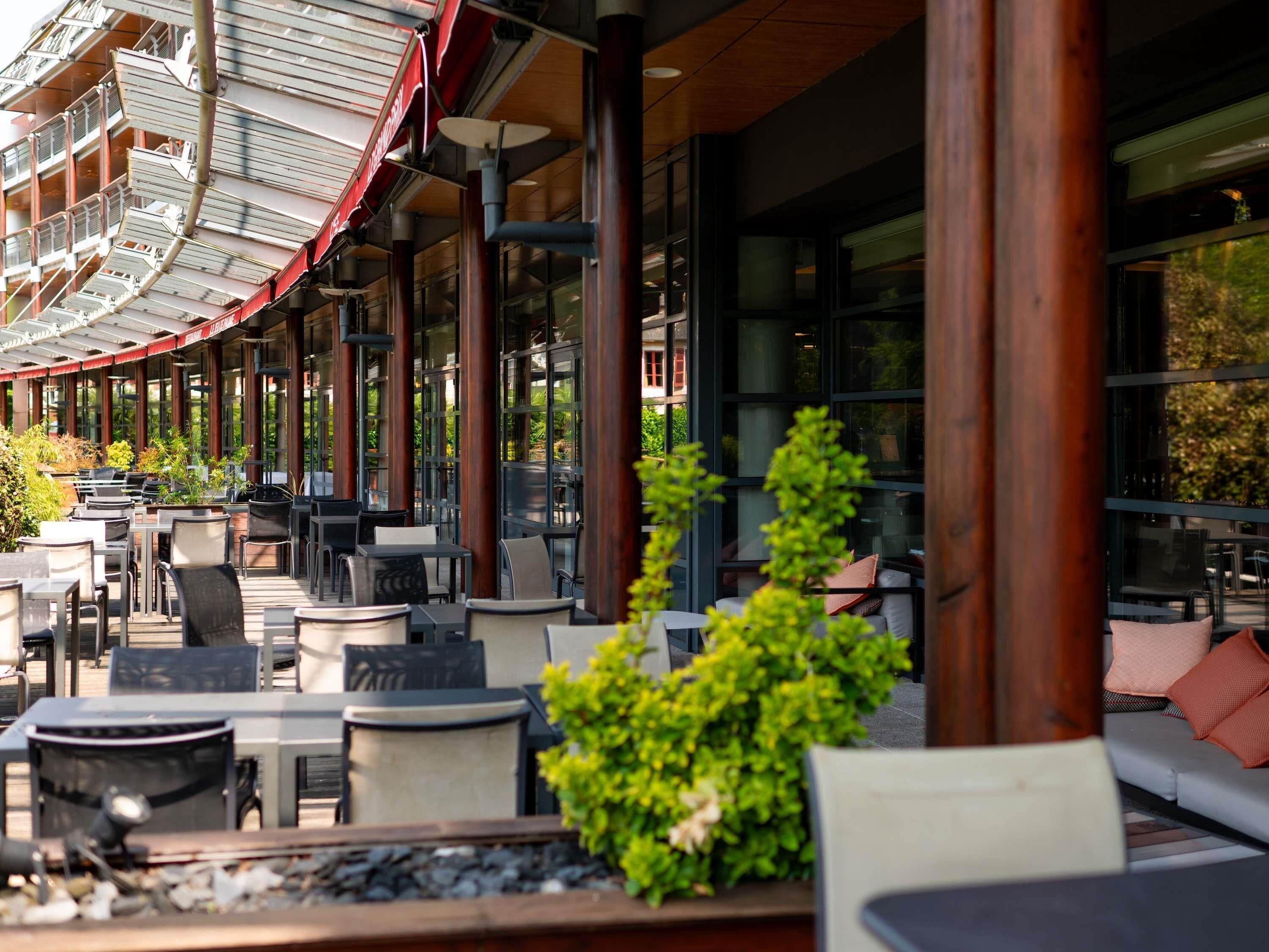  vue sur le jardin, sert le déjeuner et le dîner