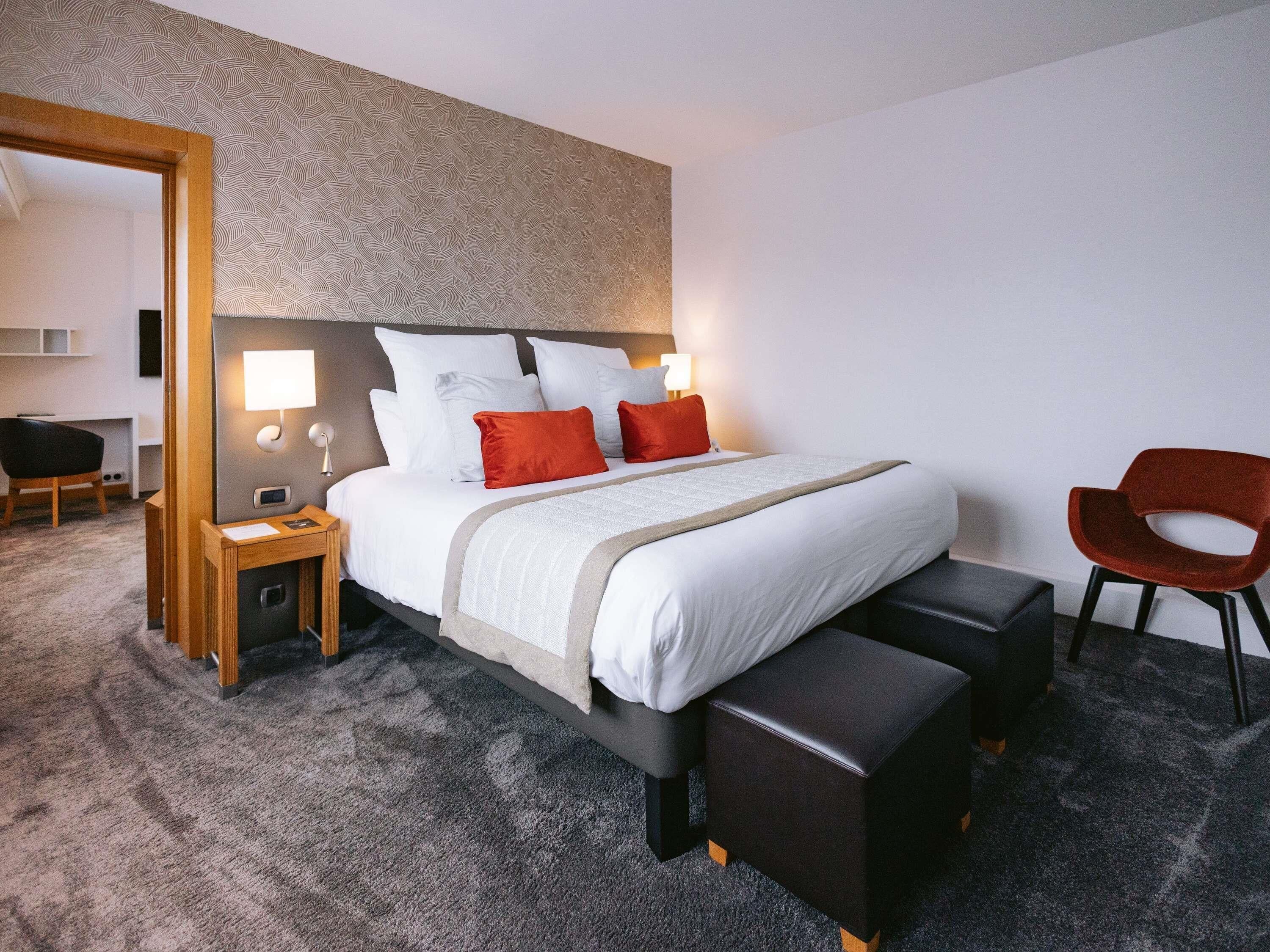 Familiesuite, 1 kingsize-seng med sovesofa, byutsikt | Sengetøy av topp kvalitet, senger med overmadrass og minibar