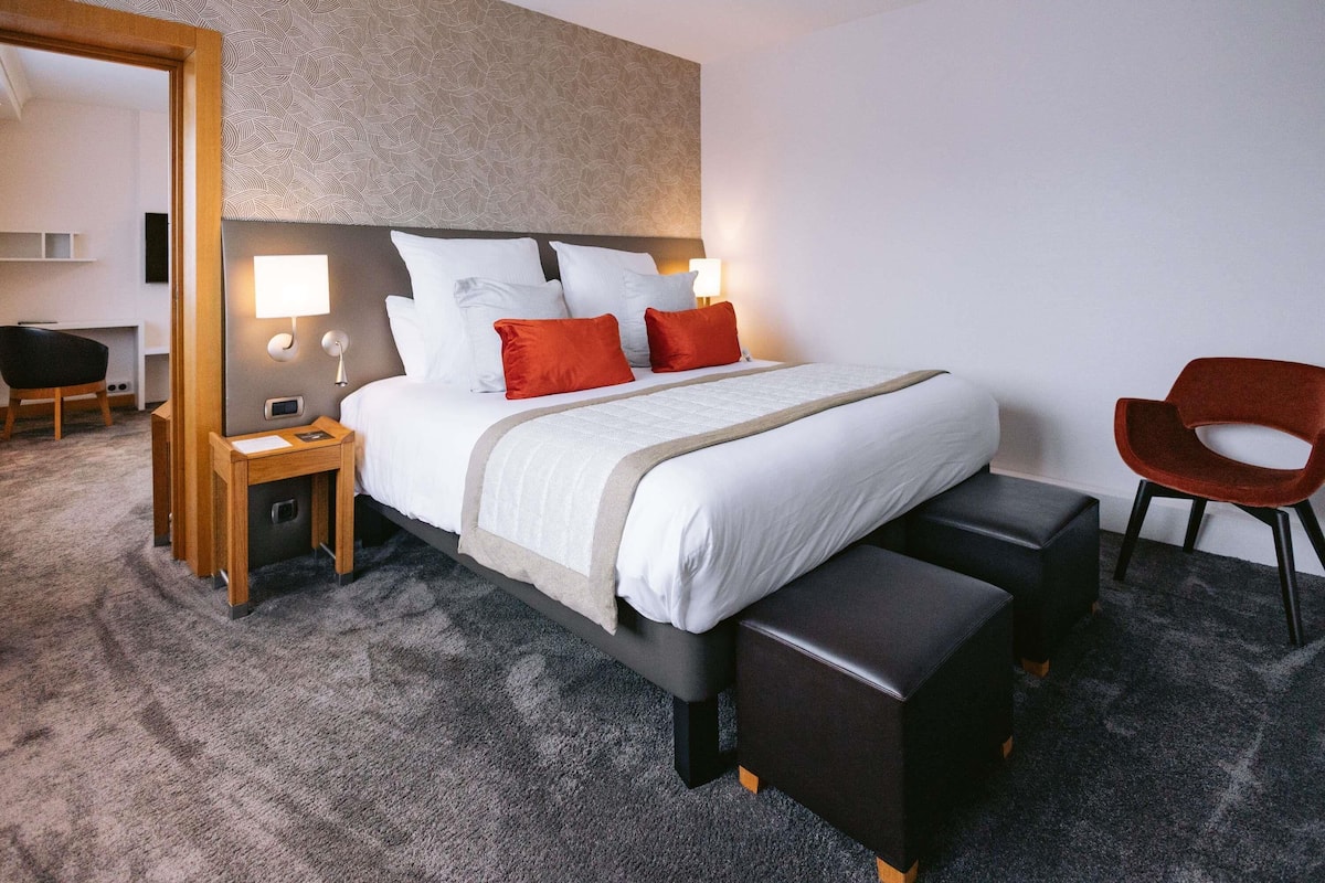 Familiesuite, 1 kingsize-seng med sovesofa, byutsikt | Sengetøy av topp kvalitet, senger med overmadrass og minibar