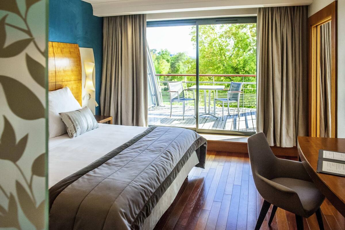 deluxe suite, 1 king bed, terrace (grounds view) | premium bedding, pillow-top beds, minibar, in-room safe