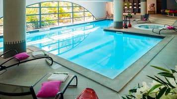 Innenpool, geöffnet von 07:00 Uhr bis 22:00 Uhr, LiegestĂŒhle