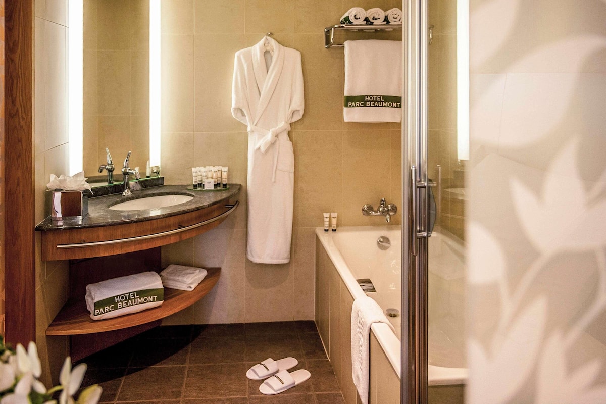 Premium bedding, pillow-top beds, minibar, in-room safe