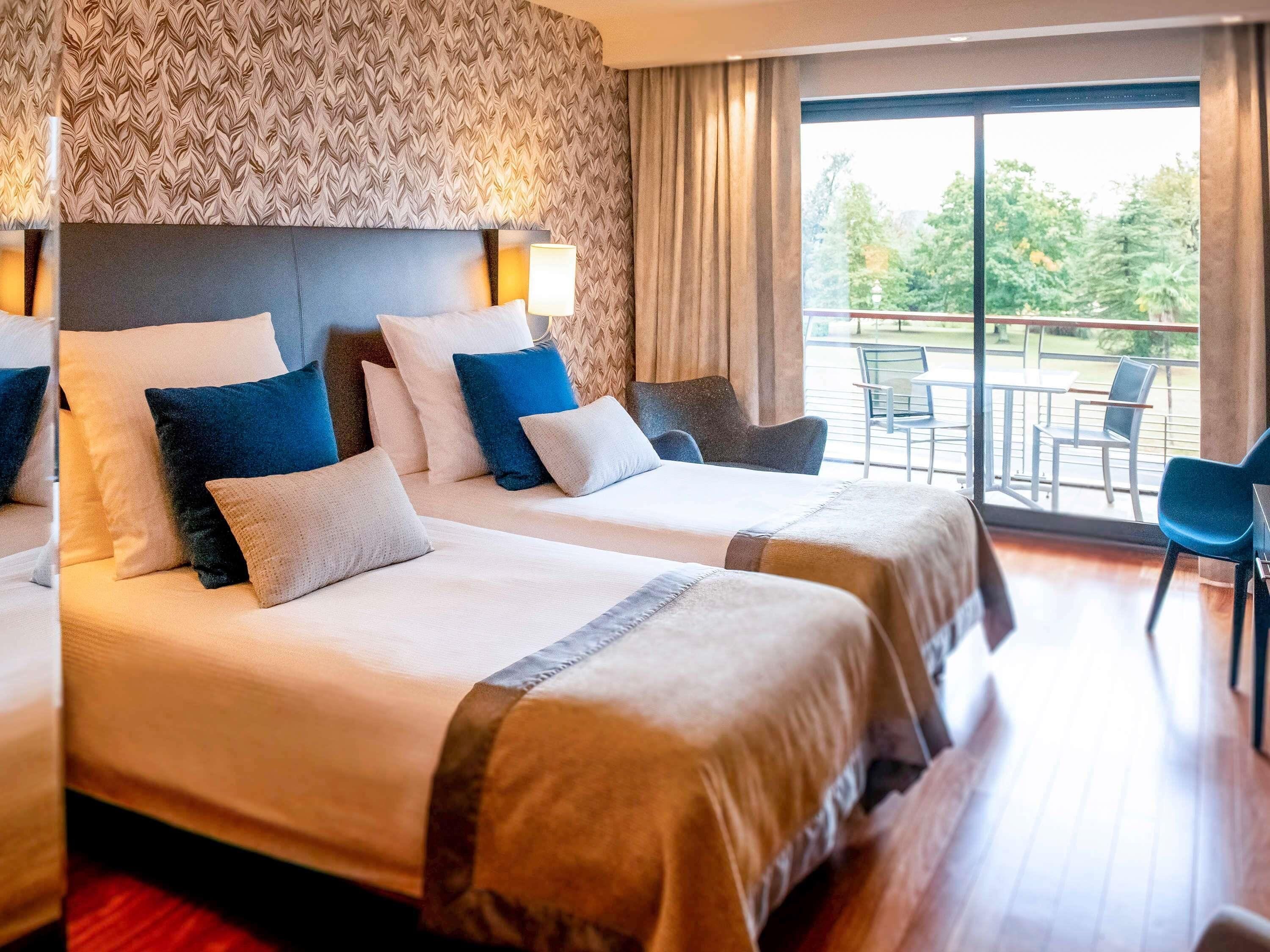 Ropa de cama de alta calidad, camas con pillow-top y minibar 