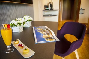 Ropa de cama de alta calidad, camas con pillow-top y minibar 