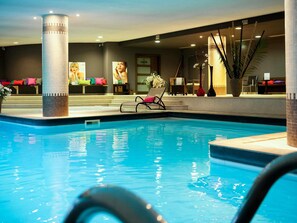 Indendørs pool, åben fra kl. 07.00 til kl. 22.00, liggestole