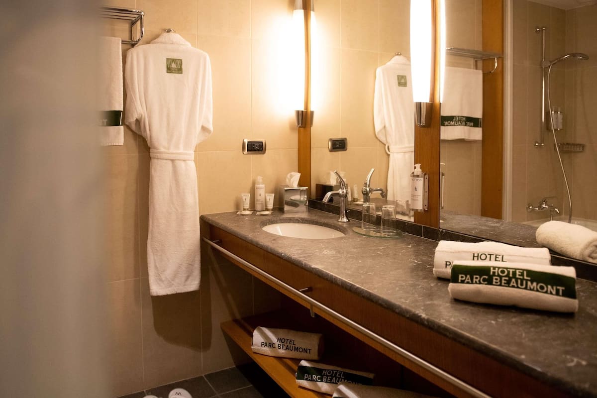 Premium bedding, pillow-top beds, minibar, in-room safe