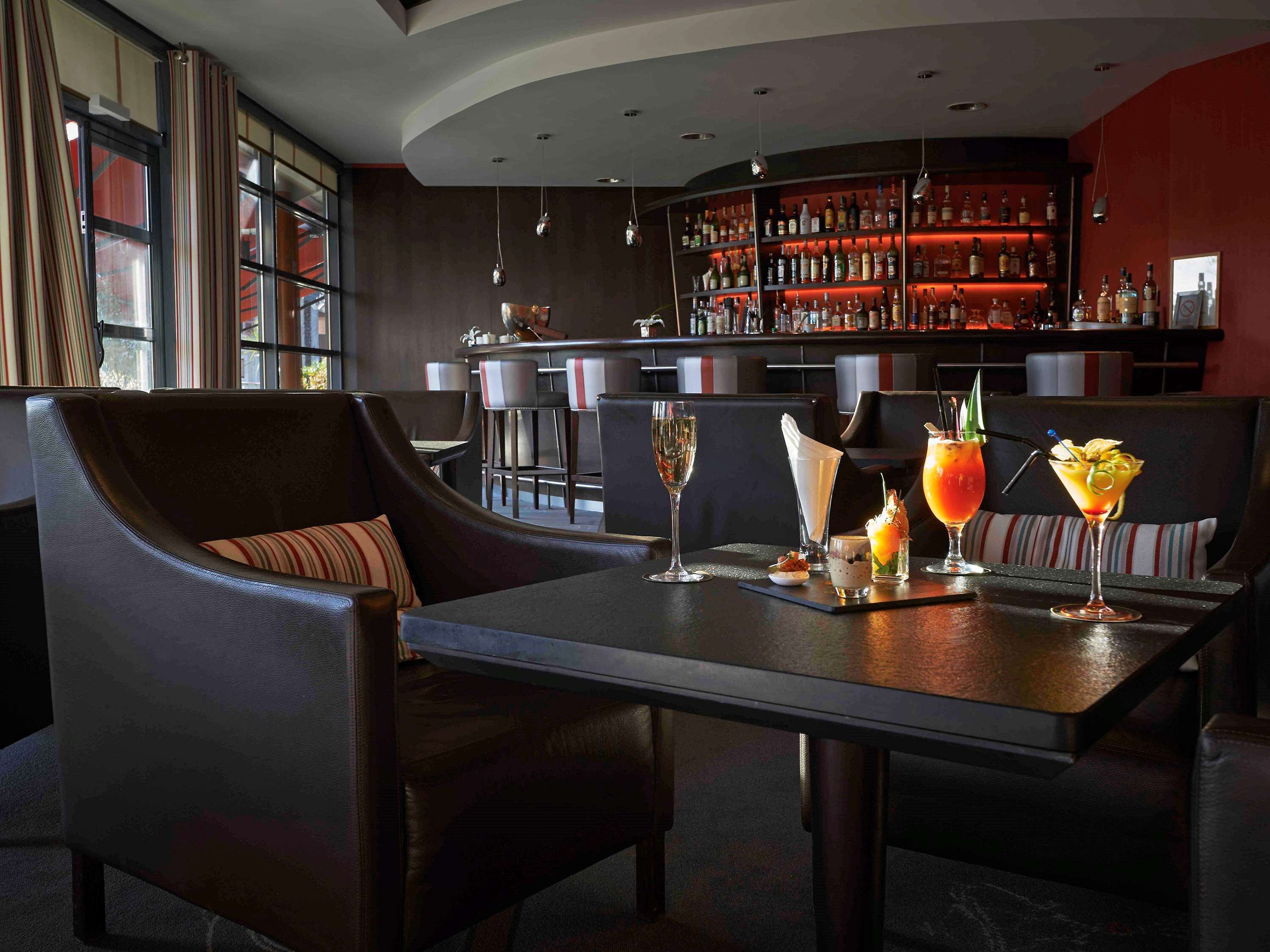 garden views, serves lunch and dinner