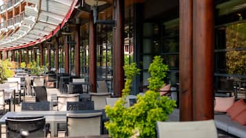 vue sur le jardin, sert le déjeuner et le dîner