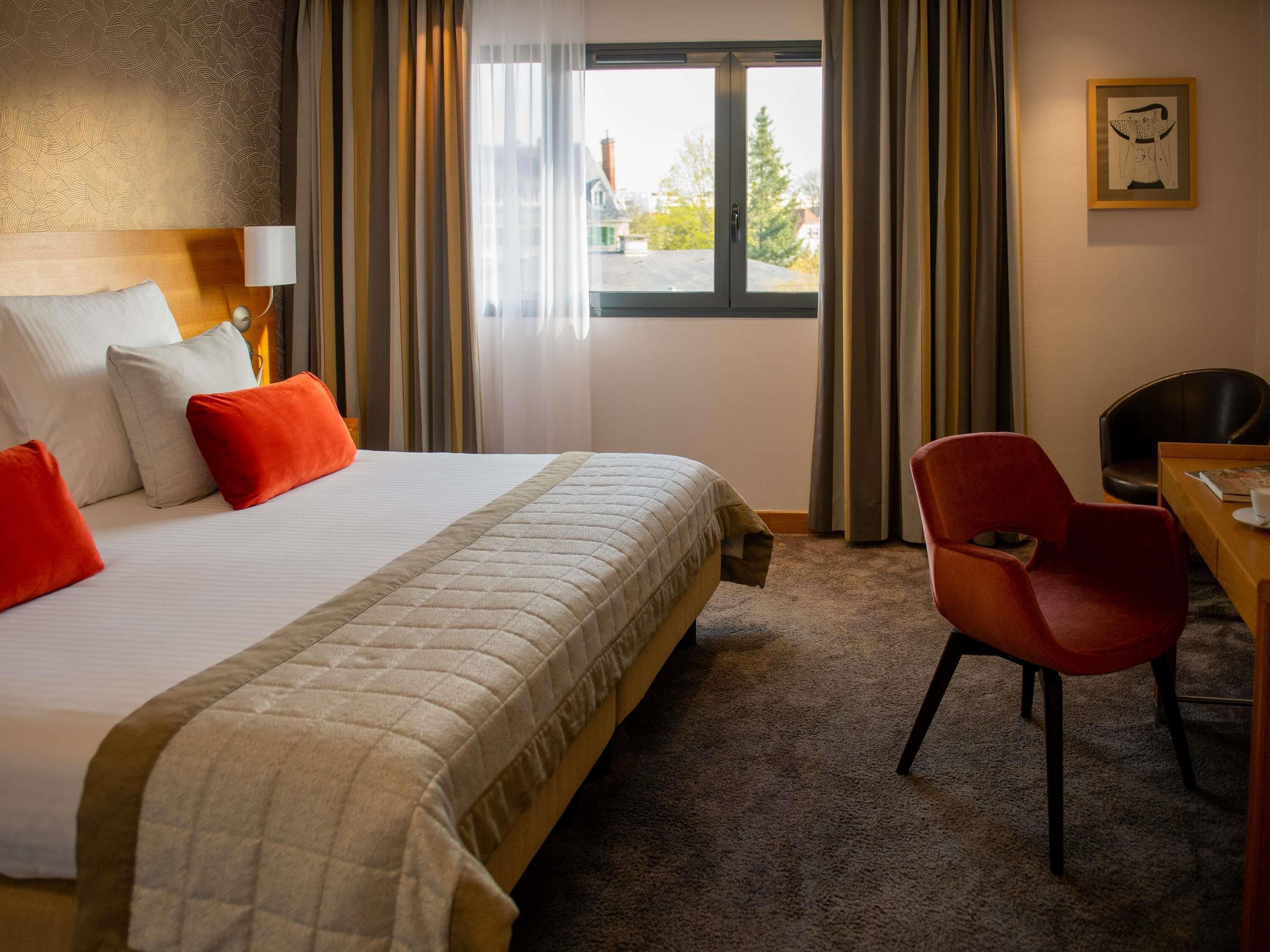 Standard Room, 1 King Bed | Premium bedding, pillowtop beds, minibar, in-room safe