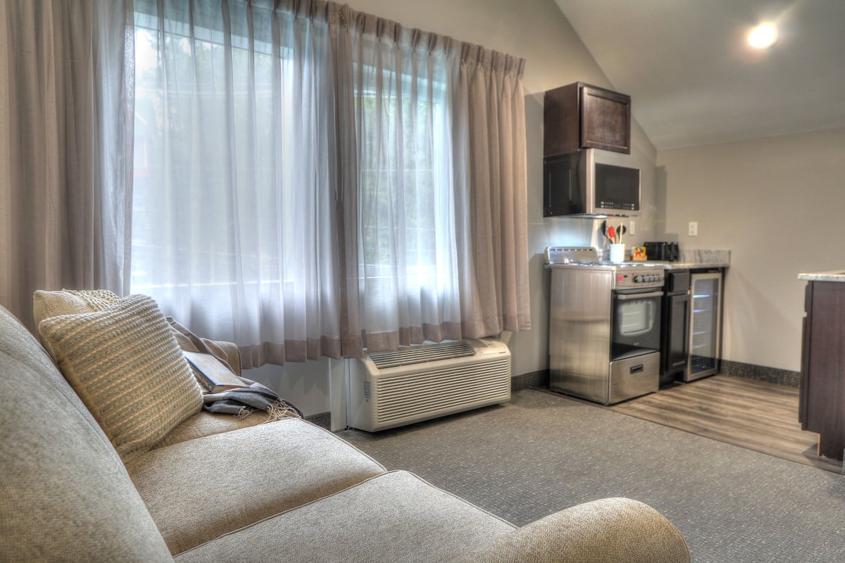 family suite, 2 bedrooms, kitchenette (private balcony) | living area | 32-inch tv with cable channels