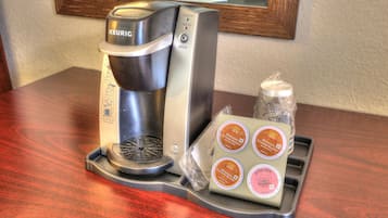 Una cafetera Keurig con un soporte para cápsulas de café sobre una mesa de madera.