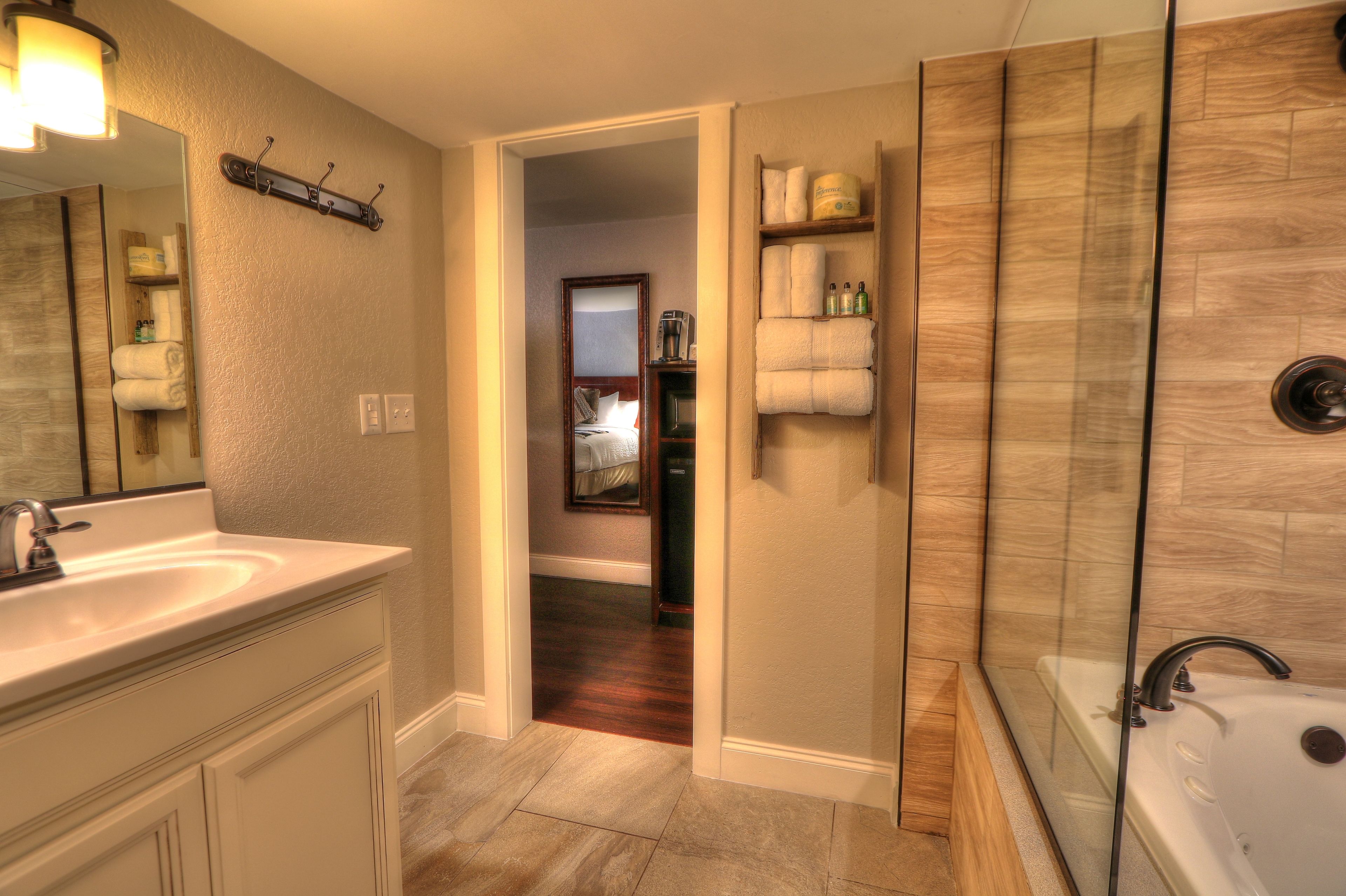 honeymoon room, 1 king bed, jetted tub (private balcony) | bathroom | combined shower/bathtub, free toiletries, hair dryer, towels