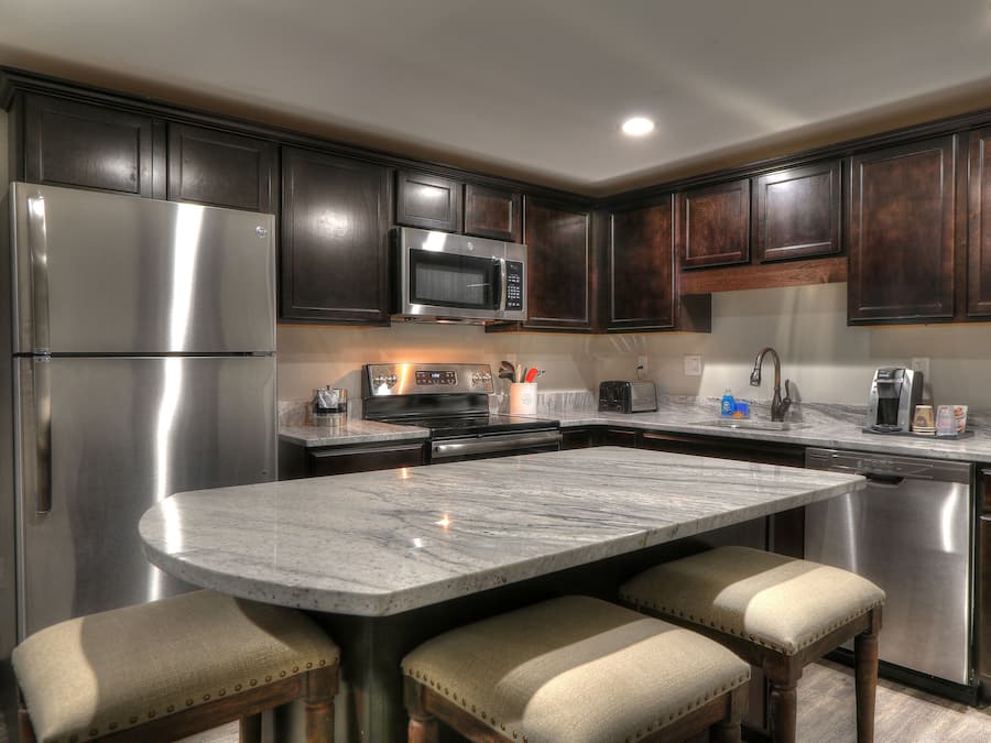 Family Suite, 2 Bedrooms, Kitchen (Private Balcony) | Dapur peribadi | Peti sejuk, ketuhar gelombang mikro, pembancuh kopi/teh