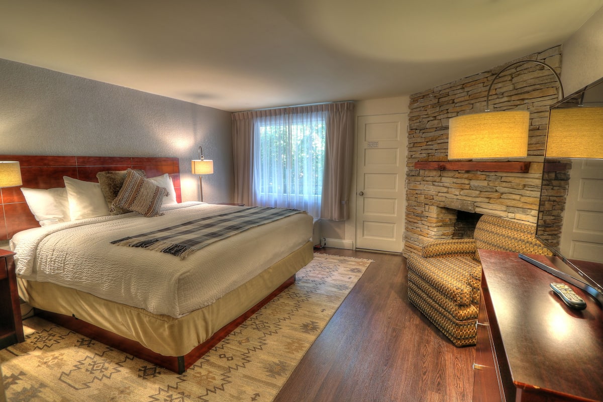 Honeymoon Room, 1 King Bed, Jetted Tub (Private Balcony) | Premium bedding, blackout drapes, iron/ironing board, cribs/infant beds